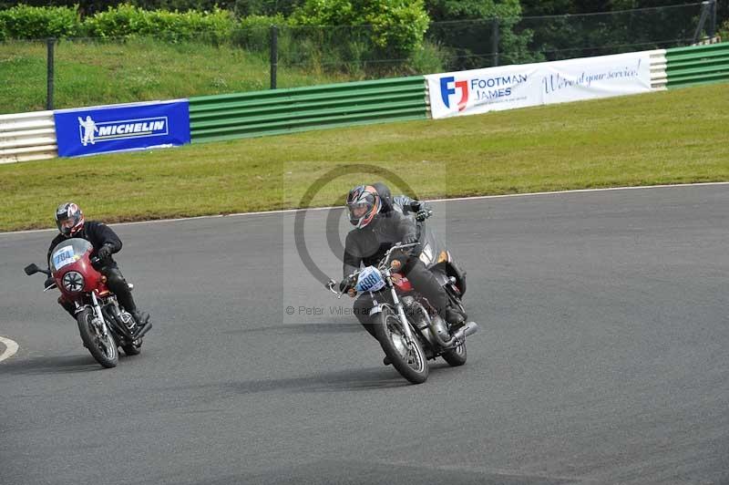 Mallory park Leicestershire;Mallory park photographs;Motorcycle action photographs;classic bikes;event digital images;eventdigitalimages;mallory park;no limits trackday;peter wileman photography;vintage bikes;vintage motorcycles;vmcc festival 1000 bikes