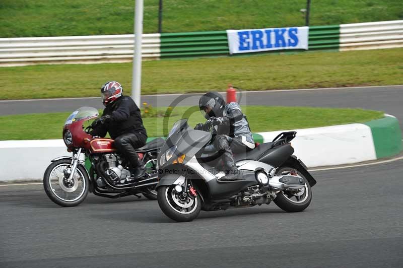 Mallory park Leicestershire;Mallory park photographs;Motorcycle action photographs;classic bikes;event digital images;eventdigitalimages;mallory park;no limits trackday;peter wileman photography;vintage bikes;vintage motorcycles;vmcc festival 1000 bikes