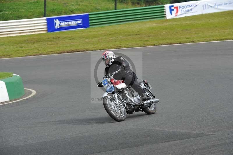 Mallory park Leicestershire;Mallory park photographs;Motorcycle action photographs;classic bikes;event digital images;eventdigitalimages;mallory park;no limits trackday;peter wileman photography;vintage bikes;vintage motorcycles;vmcc festival 1000 bikes