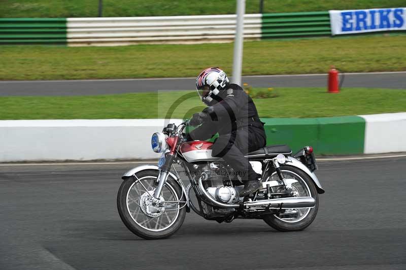 Mallory park Leicestershire;Mallory park photographs;Motorcycle action photographs;classic bikes;event digital images;eventdigitalimages;mallory park;no limits trackday;peter wileman photography;vintage bikes;vintage motorcycles;vmcc festival 1000 bikes