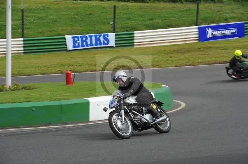 Mallory park Leicestershire;Mallory park photographs;Motorcycle action photographs;classic bikes;event digital images;eventdigitalimages;mallory park;no limits trackday;peter wileman photography;vintage bikes;vintage motorcycles;vmcc festival 1000 bikes