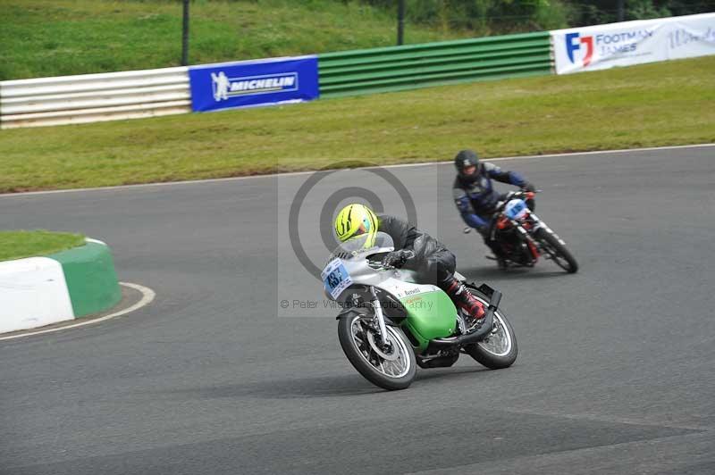 Mallory park Leicestershire;Mallory park photographs;Motorcycle action photographs;classic bikes;event digital images;eventdigitalimages;mallory park;no limits trackday;peter wileman photography;vintage bikes;vintage motorcycles;vmcc festival 1000 bikes