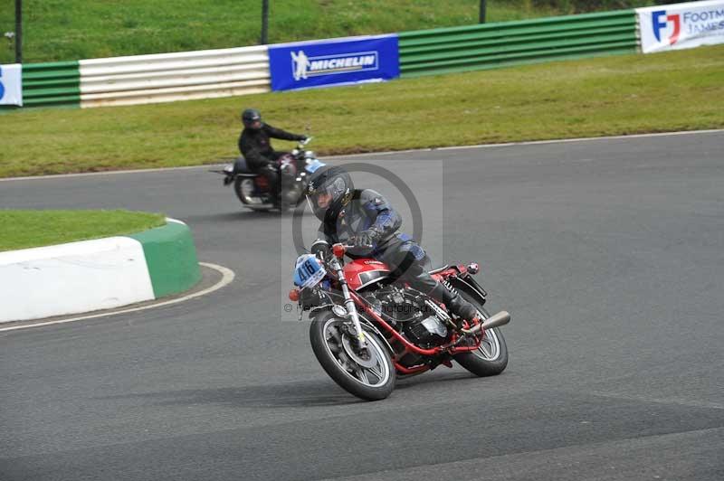 Mallory park Leicestershire;Mallory park photographs;Motorcycle action photographs;classic bikes;event digital images;eventdigitalimages;mallory park;no limits trackday;peter wileman photography;vintage bikes;vintage motorcycles;vmcc festival 1000 bikes