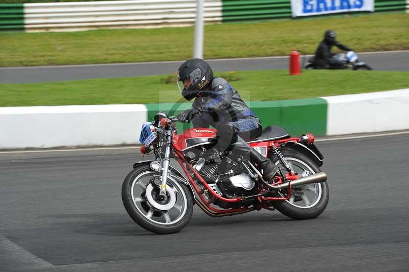 Mallory park Leicestershire;Mallory park photographs;Motorcycle action photographs;classic bikes;event digital images;eventdigitalimages;mallory park;no limits trackday;peter wileman photography;vintage bikes;vintage motorcycles;vmcc festival 1000 bikes