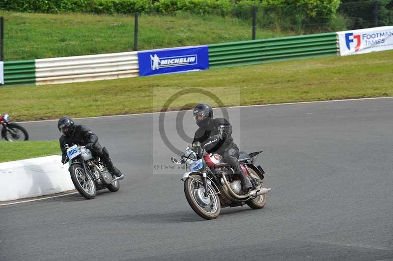 Mallory park Leicestershire;Mallory park photographs;Motorcycle action photographs;classic bikes;event digital images;eventdigitalimages;mallory park;no limits trackday;peter wileman photography;vintage bikes;vintage motorcycles;vmcc festival 1000 bikes