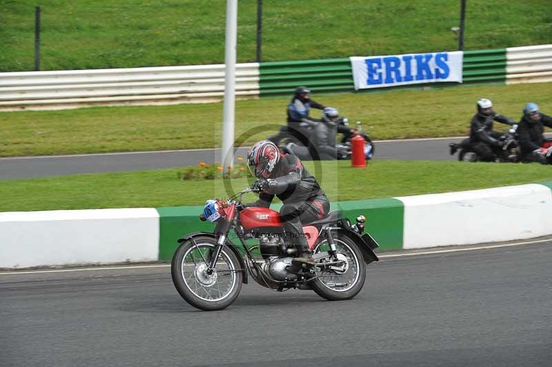 Mallory park Leicestershire;Mallory park photographs;Motorcycle action photographs;classic bikes;event digital images;eventdigitalimages;mallory park;no limits trackday;peter wileman photography;vintage bikes;vintage motorcycles;vmcc festival 1000 bikes