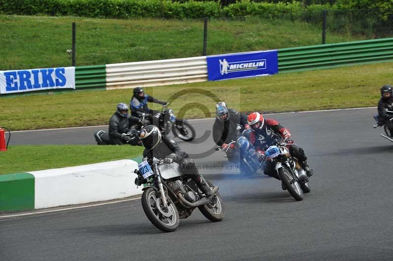 Mallory park Leicestershire;Mallory park photographs;Motorcycle action photographs;classic bikes;event digital images;eventdigitalimages;mallory park;no limits trackday;peter wileman photography;vintage bikes;vintage motorcycles;vmcc festival 1000 bikes