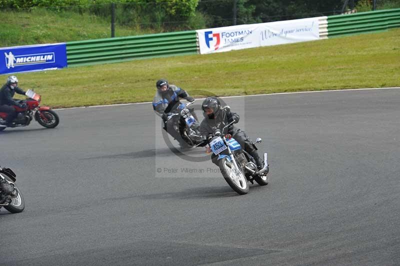 Mallory park Leicestershire;Mallory park photographs;Motorcycle action photographs;classic bikes;event digital images;eventdigitalimages;mallory park;no limits trackday;peter wileman photography;vintage bikes;vintage motorcycles;vmcc festival 1000 bikes