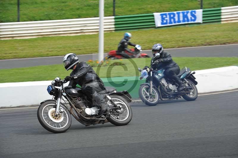 Mallory park Leicestershire;Mallory park photographs;Motorcycle action photographs;classic bikes;event digital images;eventdigitalimages;mallory park;no limits trackday;peter wileman photography;vintage bikes;vintage motorcycles;vmcc festival 1000 bikes