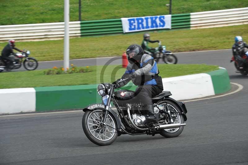 Mallory park Leicestershire;Mallory park photographs;Motorcycle action photographs;classic bikes;event digital images;eventdigitalimages;mallory park;no limits trackday;peter wileman photography;vintage bikes;vintage motorcycles;vmcc festival 1000 bikes