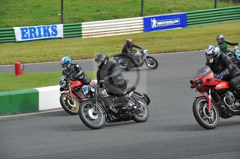 Mallory park Leicestershire;Mallory park photographs;Motorcycle action photographs;classic bikes;event digital images;eventdigitalimages;mallory park;no limits trackday;peter wileman photography;vintage bikes;vintage motorcycles;vmcc festival 1000 bikes