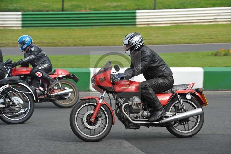 Mallory park Leicestershire;Mallory park photographs;Motorcycle action photographs;classic bikes;event digital images;eventdigitalimages;mallory park;no limits trackday;peter wileman photography;vintage bikes;vintage motorcycles;vmcc festival 1000 bikes