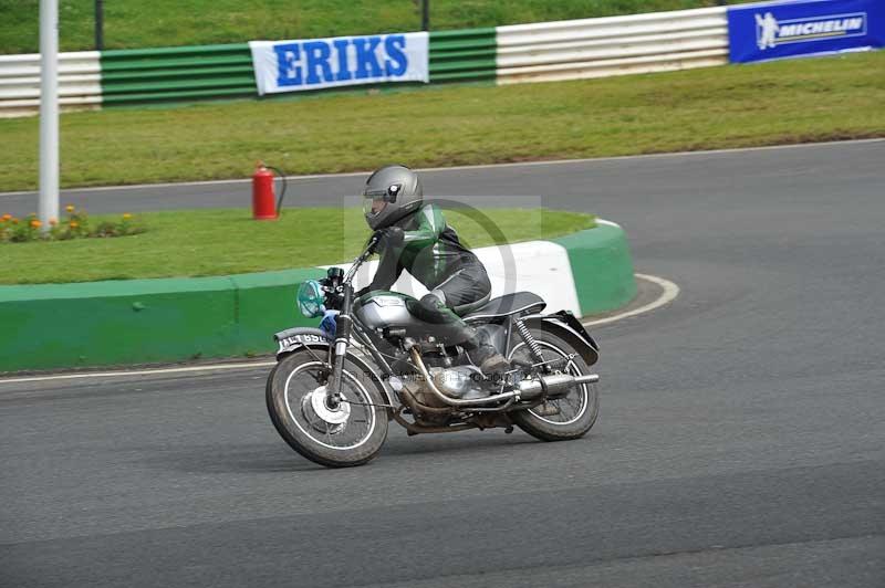 Mallory park Leicestershire;Mallory park photographs;Motorcycle action photographs;classic bikes;event digital images;eventdigitalimages;mallory park;no limits trackday;peter wileman photography;vintage bikes;vintage motorcycles;vmcc festival 1000 bikes