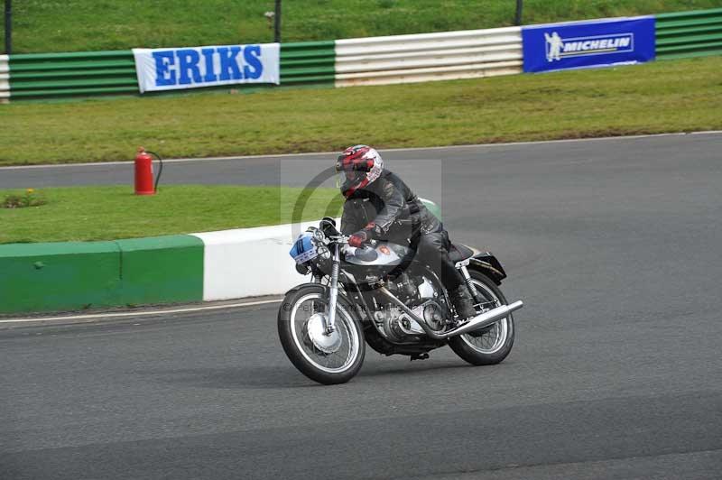 Mallory park Leicestershire;Mallory park photographs;Motorcycle action photographs;classic bikes;event digital images;eventdigitalimages;mallory park;no limits trackday;peter wileman photography;vintage bikes;vintage motorcycles;vmcc festival 1000 bikes