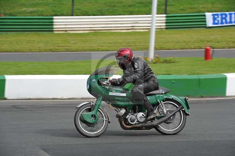 Mallory park Leicestershire;Mallory park photographs;Motorcycle action photographs;classic bikes;event digital images;eventdigitalimages;mallory park;no limits trackday;peter wileman photography;vintage bikes;vintage motorcycles;vmcc festival 1000 bikes