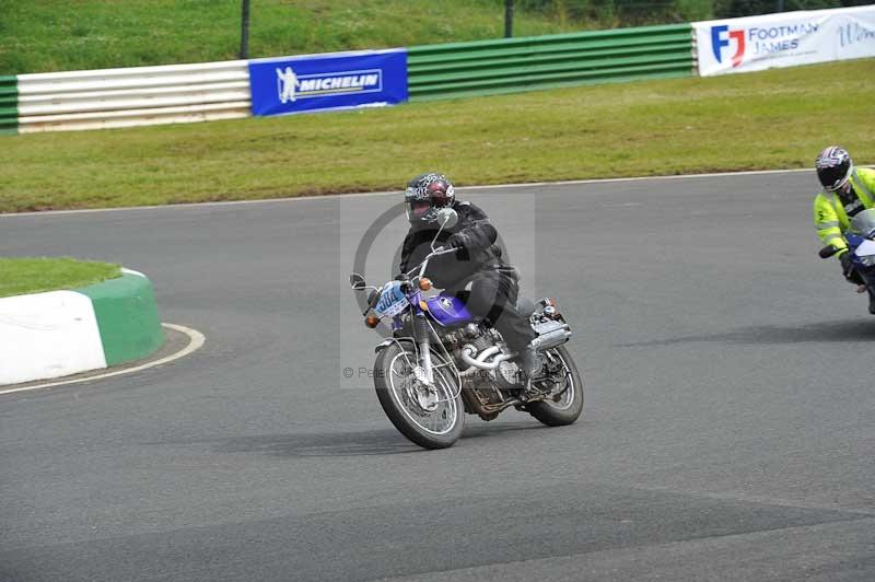 Mallory park Leicestershire;Mallory park photographs;Motorcycle action photographs;classic bikes;event digital images;eventdigitalimages;mallory park;no limits trackday;peter wileman photography;vintage bikes;vintage motorcycles;vmcc festival 1000 bikes