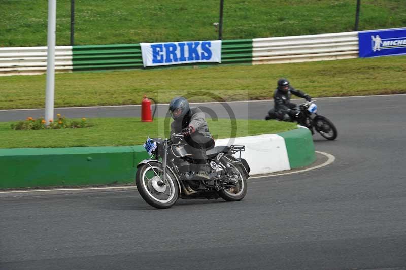 Mallory park Leicestershire;Mallory park photographs;Motorcycle action photographs;classic bikes;event digital images;eventdigitalimages;mallory park;no limits trackday;peter wileman photography;vintage bikes;vintage motorcycles;vmcc festival 1000 bikes