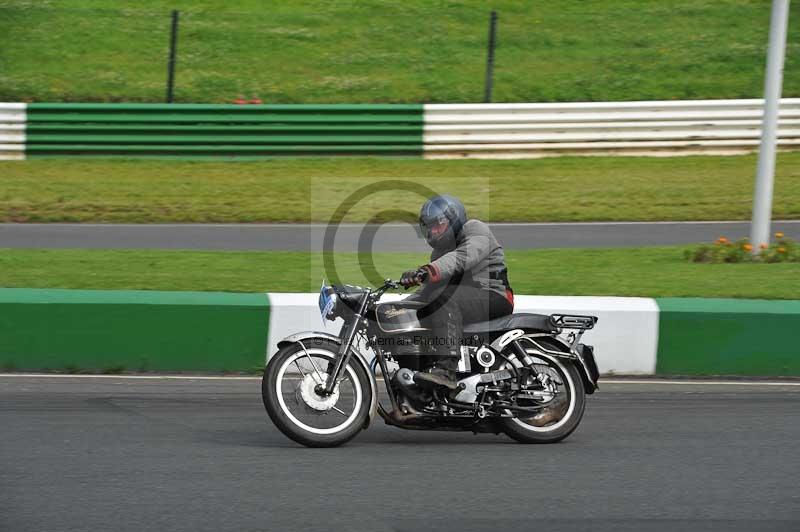 Mallory park Leicestershire;Mallory park photographs;Motorcycle action photographs;classic bikes;event digital images;eventdigitalimages;mallory park;no limits trackday;peter wileman photography;vintage bikes;vintage motorcycles;vmcc festival 1000 bikes