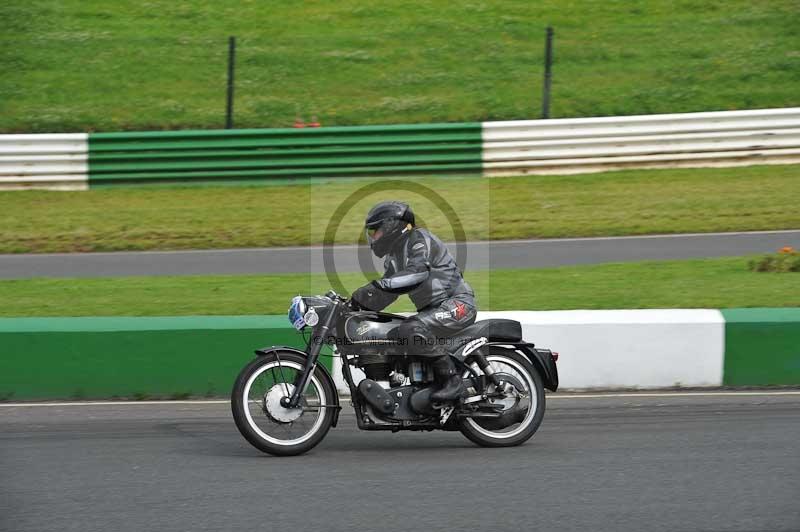 Mallory park Leicestershire;Mallory park photographs;Motorcycle action photographs;classic bikes;event digital images;eventdigitalimages;mallory park;no limits trackday;peter wileman photography;vintage bikes;vintage motorcycles;vmcc festival 1000 bikes