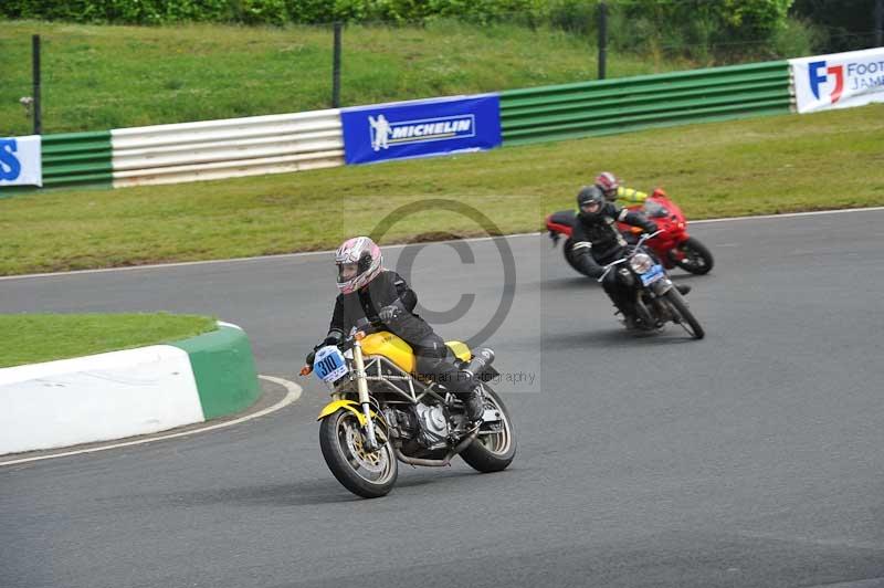 Mallory park Leicestershire;Mallory park photographs;Motorcycle action photographs;classic bikes;event digital images;eventdigitalimages;mallory park;no limits trackday;peter wileman photography;vintage bikes;vintage motorcycles;vmcc festival 1000 bikes