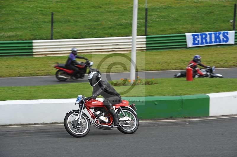 Mallory park Leicestershire;Mallory park photographs;Motorcycle action photographs;classic bikes;event digital images;eventdigitalimages;mallory park;no limits trackday;peter wileman photography;vintage bikes;vintage motorcycles;vmcc festival 1000 bikes