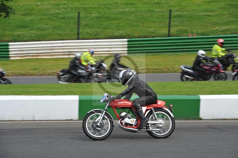 Mallory park Leicestershire;Mallory park photographs;Motorcycle action photographs;classic bikes;event digital images;eventdigitalimages;mallory park;no limits trackday;peter wileman photography;vintage bikes;vintage motorcycles;vmcc festival 1000 bikes