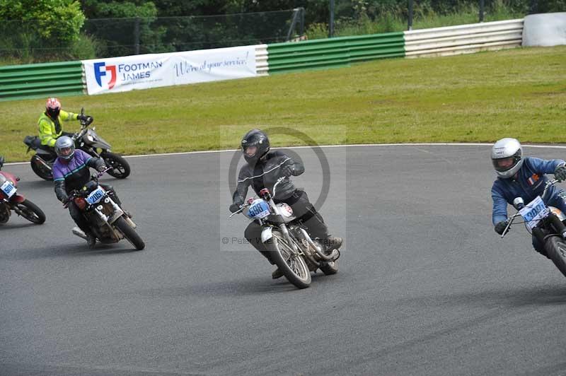 Mallory park Leicestershire;Mallory park photographs;Motorcycle action photographs;classic bikes;event digital images;eventdigitalimages;mallory park;no limits trackday;peter wileman photography;vintage bikes;vintage motorcycles;vmcc festival 1000 bikes