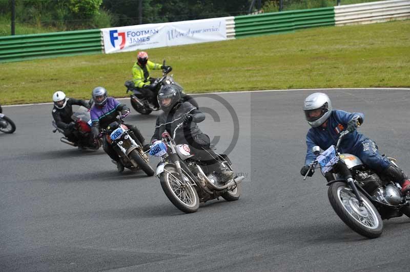 Mallory park Leicestershire;Mallory park photographs;Motorcycle action photographs;classic bikes;event digital images;eventdigitalimages;mallory park;no limits trackday;peter wileman photography;vintage bikes;vintage motorcycles;vmcc festival 1000 bikes