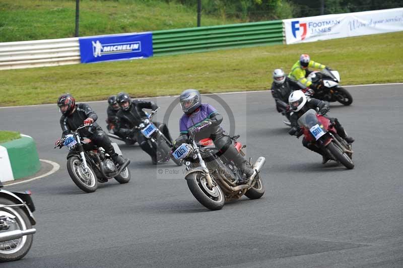 Mallory park Leicestershire;Mallory park photographs;Motorcycle action photographs;classic bikes;event digital images;eventdigitalimages;mallory park;no limits trackday;peter wileman photography;vintage bikes;vintage motorcycles;vmcc festival 1000 bikes