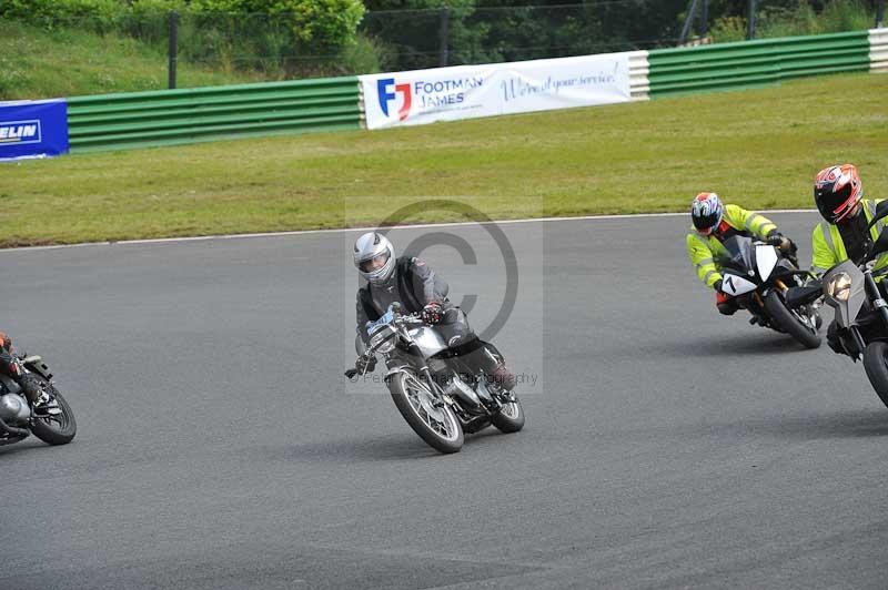 Mallory park Leicestershire;Mallory park photographs;Motorcycle action photographs;classic bikes;event digital images;eventdigitalimages;mallory park;no limits trackday;peter wileman photography;vintage bikes;vintage motorcycles;vmcc festival 1000 bikes