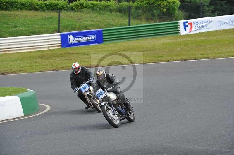 Mallory park Leicestershire;Mallory park photographs;Motorcycle action photographs;classic bikes;event digital images;eventdigitalimages;mallory park;no limits trackday;peter wileman photography;vintage bikes;vintage motorcycles;vmcc festival 1000 bikes