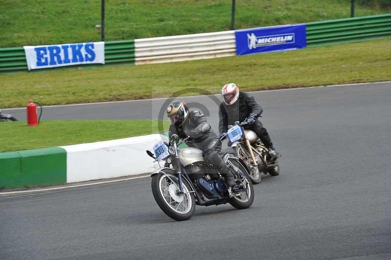 Mallory park Leicestershire;Mallory park photographs;Motorcycle action photographs;classic bikes;event digital images;eventdigitalimages;mallory park;no limits trackday;peter wileman photography;vintage bikes;vintage motorcycles;vmcc festival 1000 bikes