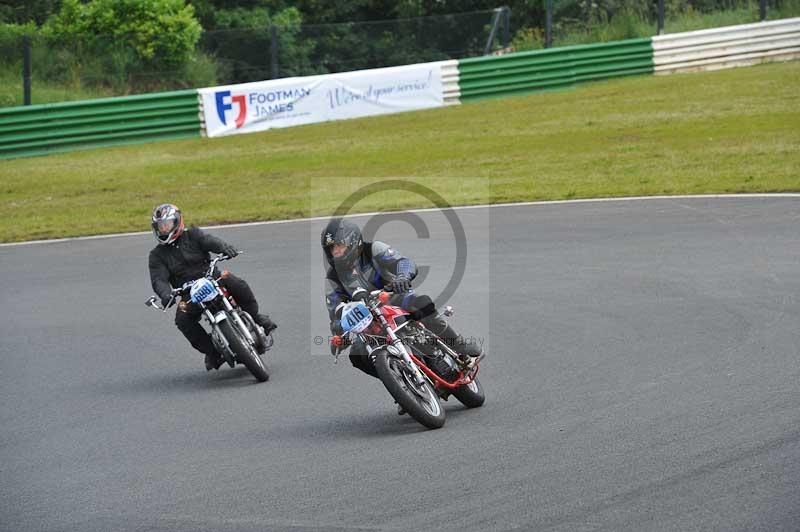 Mallory park Leicestershire;Mallory park photographs;Motorcycle action photographs;classic bikes;event digital images;eventdigitalimages;mallory park;no limits trackday;peter wileman photography;vintage bikes;vintage motorcycles;vmcc festival 1000 bikes