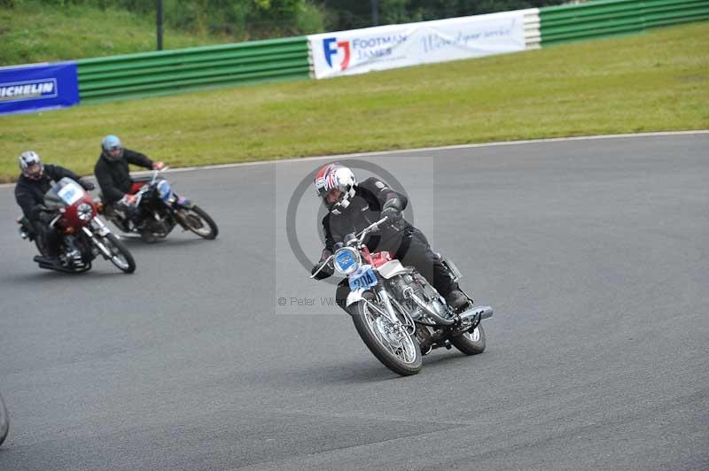 Mallory park Leicestershire;Mallory park photographs;Motorcycle action photographs;classic bikes;event digital images;eventdigitalimages;mallory park;no limits trackday;peter wileman photography;vintage bikes;vintage motorcycles;vmcc festival 1000 bikes