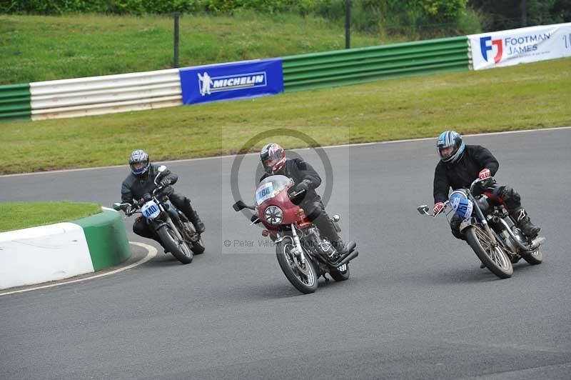 Mallory park Leicestershire;Mallory park photographs;Motorcycle action photographs;classic bikes;event digital images;eventdigitalimages;mallory park;no limits trackday;peter wileman photography;vintage bikes;vintage motorcycles;vmcc festival 1000 bikes