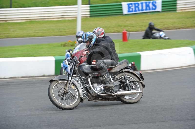 Mallory park Leicestershire;Mallory park photographs;Motorcycle action photographs;classic bikes;event digital images;eventdigitalimages;mallory park;no limits trackday;peter wileman photography;vintage bikes;vintage motorcycles;vmcc festival 1000 bikes