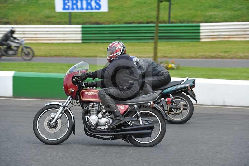 Mallory park Leicestershire;Mallory park photographs;Motorcycle action photographs;classic bikes;event digital images;eventdigitalimages;mallory park;no limits trackday;peter wileman photography;vintage bikes;vintage motorcycles;vmcc festival 1000 bikes