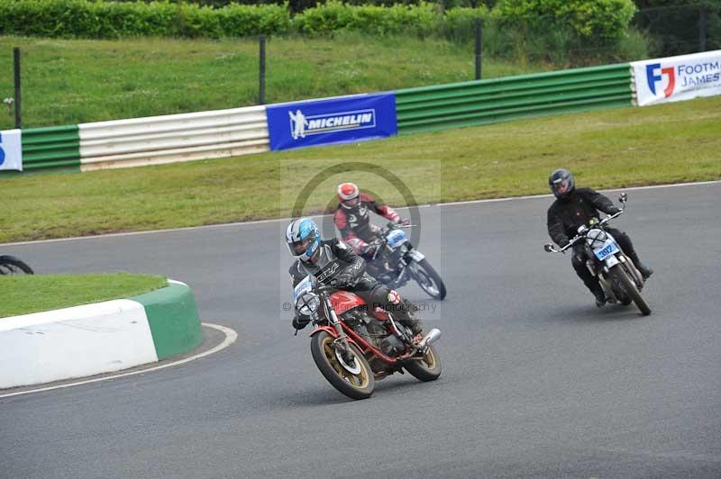 Mallory park Leicestershire;Mallory park photographs;Motorcycle action photographs;classic bikes;event digital images;eventdigitalimages;mallory park;no limits trackday;peter wileman photography;vintage bikes;vintage motorcycles;vmcc festival 1000 bikes