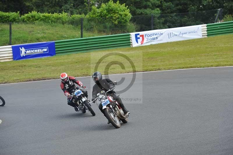 Mallory park Leicestershire;Mallory park photographs;Motorcycle action photographs;classic bikes;event digital images;eventdigitalimages;mallory park;no limits trackday;peter wileman photography;vintage bikes;vintage motorcycles;vmcc festival 1000 bikes