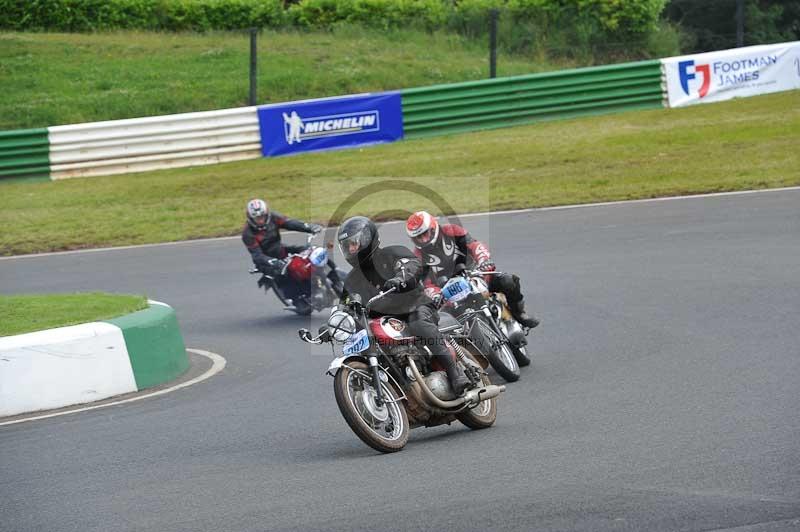 Mallory park Leicestershire;Mallory park photographs;Motorcycle action photographs;classic bikes;event digital images;eventdigitalimages;mallory park;no limits trackday;peter wileman photography;vintage bikes;vintage motorcycles;vmcc festival 1000 bikes