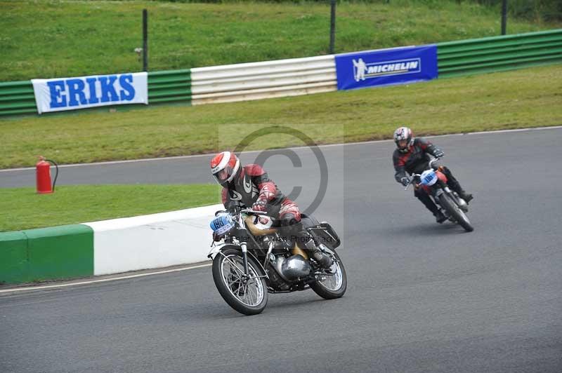 Mallory park Leicestershire;Mallory park photographs;Motorcycle action photographs;classic bikes;event digital images;eventdigitalimages;mallory park;no limits trackday;peter wileman photography;vintage bikes;vintage motorcycles;vmcc festival 1000 bikes