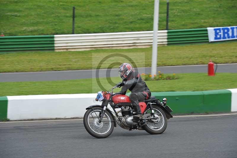 Mallory park Leicestershire;Mallory park photographs;Motorcycle action photographs;classic bikes;event digital images;eventdigitalimages;mallory park;no limits trackday;peter wileman photography;vintage bikes;vintage motorcycles;vmcc festival 1000 bikes