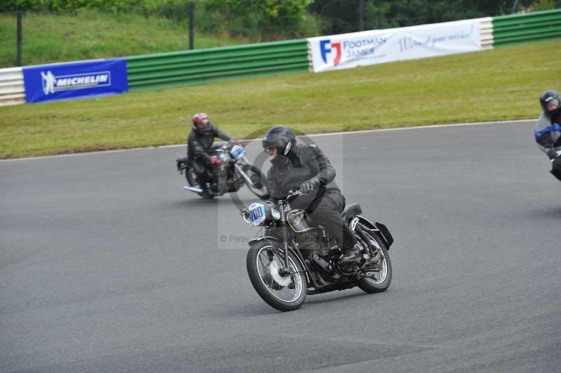 Mallory park Leicestershire;Mallory park photographs;Motorcycle action photographs;classic bikes;event digital images;eventdigitalimages;mallory park;no limits trackday;peter wileman photography;vintage bikes;vintage motorcycles;vmcc festival 1000 bikes