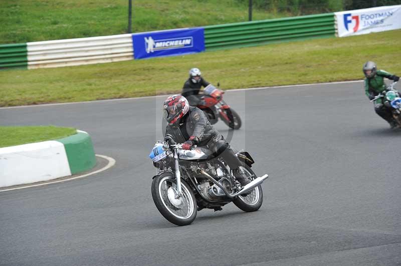 Mallory park Leicestershire;Mallory park photographs;Motorcycle action photographs;classic bikes;event digital images;eventdigitalimages;mallory park;no limits trackday;peter wileman photography;vintage bikes;vintage motorcycles;vmcc festival 1000 bikes