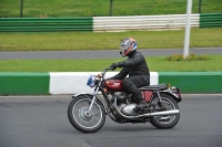 Mallory-park-Leicestershire;Mallory-park-photographs;Motorcycle-action-photographs;classic-bikes;event-digital-images;eventdigitalimages;mallory-park;no-limits-trackday;peter-wileman-photography;vintage-bikes;vintage-motorcycles;vmcc-festival-1000-bikes