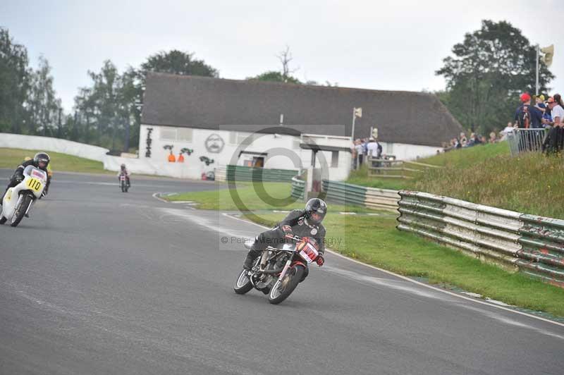 Mallory park Leicestershire;Mallory park photographs;Motorcycle action photographs;classic bikes;event digital images;eventdigitalimages;mallory park;no limits trackday;peter wileman photography;vintage bikes;vintage motorcycles;vmcc festival 1000 bikes