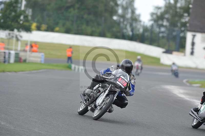 Mallory park Leicestershire;Mallory park photographs;Motorcycle action photographs;classic bikes;event digital images;eventdigitalimages;mallory park;no limits trackday;peter wileman photography;vintage bikes;vintage motorcycles;vmcc festival 1000 bikes