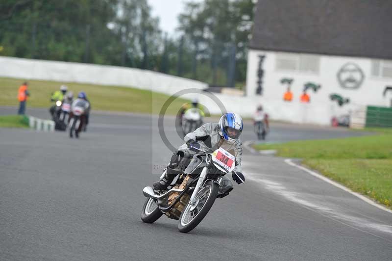 Mallory park Leicestershire;Mallory park photographs;Motorcycle action photographs;classic bikes;event digital images;eventdigitalimages;mallory park;no limits trackday;peter wileman photography;vintage bikes;vintage motorcycles;vmcc festival 1000 bikes