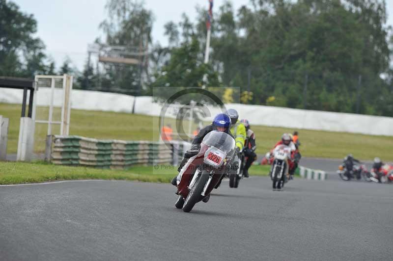 Mallory park Leicestershire;Mallory park photographs;Motorcycle action photographs;classic bikes;event digital images;eventdigitalimages;mallory park;no limits trackday;peter wileman photography;vintage bikes;vintage motorcycles;vmcc festival 1000 bikes