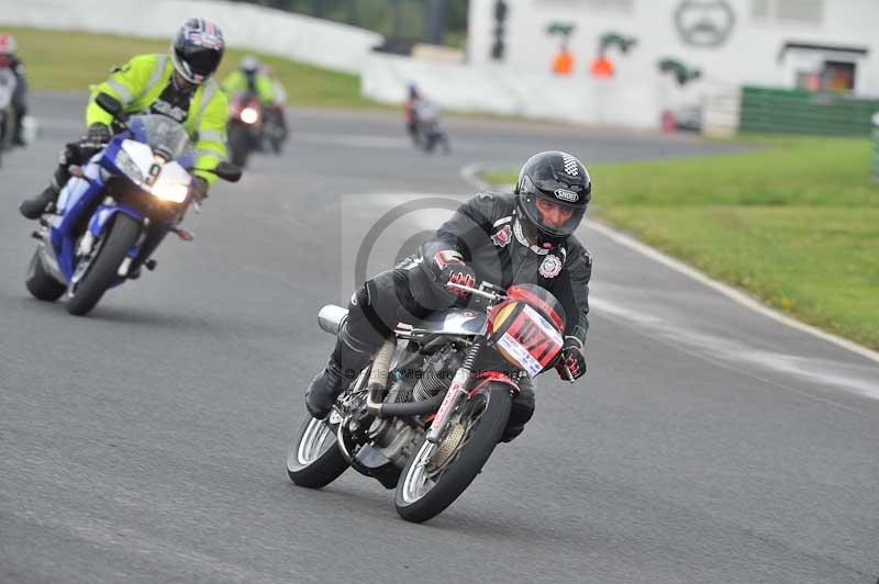 Mallory park Leicestershire;Mallory park photographs;Motorcycle action photographs;classic bikes;event digital images;eventdigitalimages;mallory park;no limits trackday;peter wileman photography;vintage bikes;vintage motorcycles;vmcc festival 1000 bikes